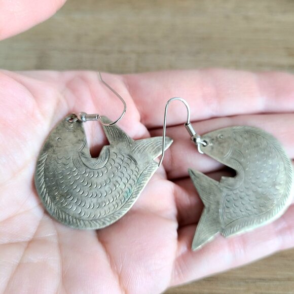 Silver etched metal fish shape earrings. - Picture 6 of 6